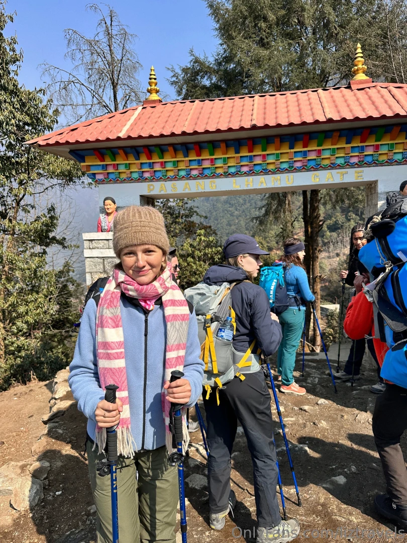 I m hiking ebc everest base camp this is an absolute dream experience 