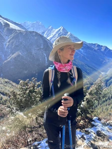 Who thinks i m super cool because i m hiking near 100 miles to everest