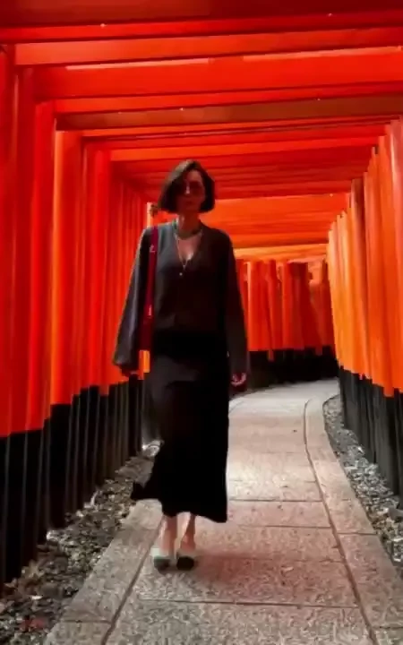 You can meditate to these sounds i was just walking along and my mind 