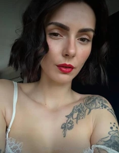 My red lips crave your attention give me a in the comments please your