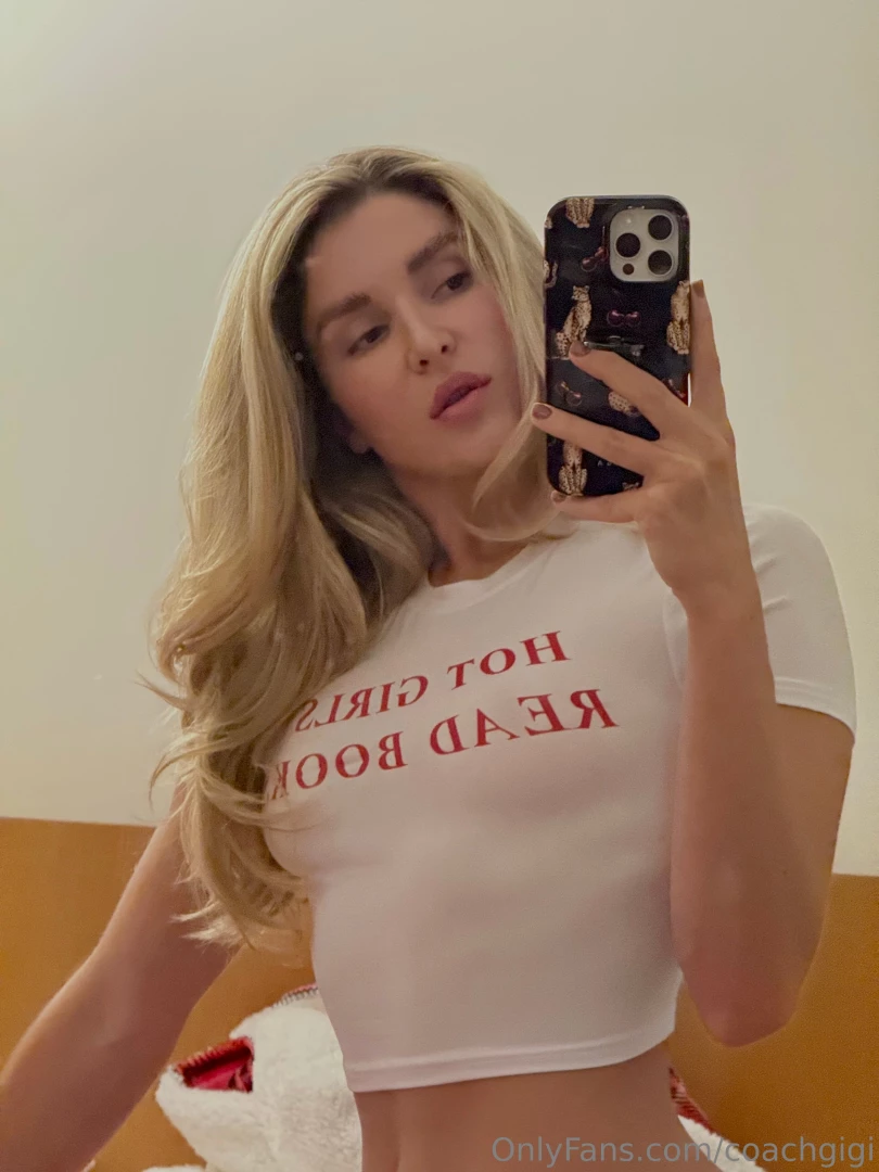 Hot girls read books 