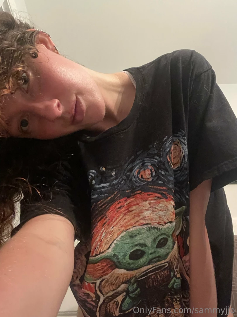 Baby yoda over here saying hi 