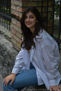 I love to smile and share positive energy with you it s one of my