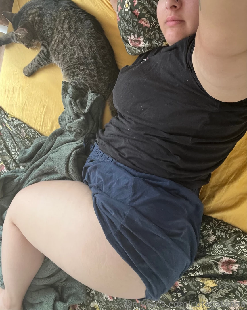 My cat can be cute and my tights big 