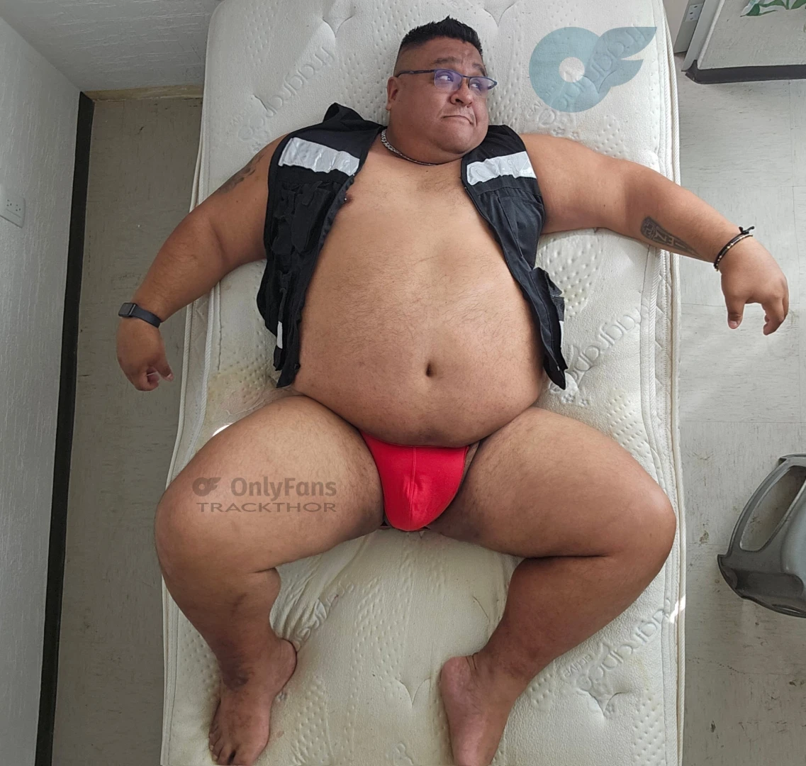 Buenos d as ya es domingo y yo ando super crudo y tambien caliente 