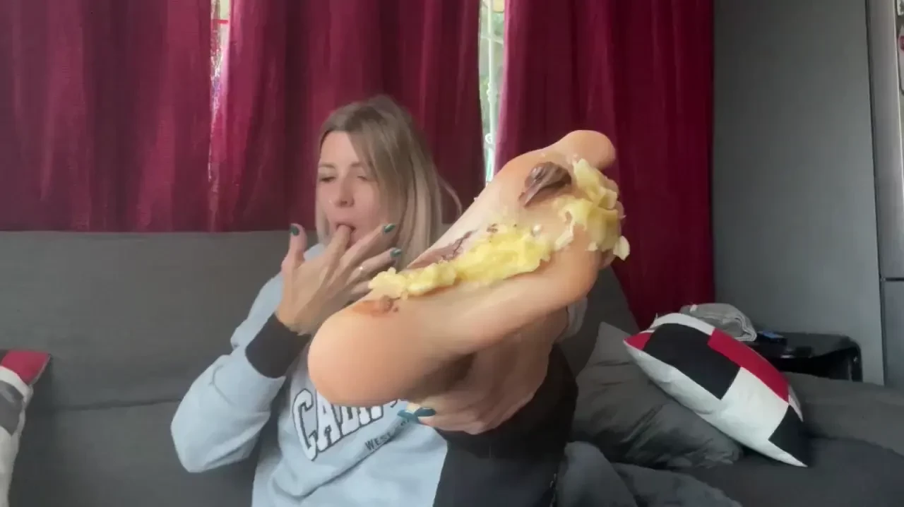 Online ora video di 5 minuti dove mi lecco i piedi da sola ascolta e 