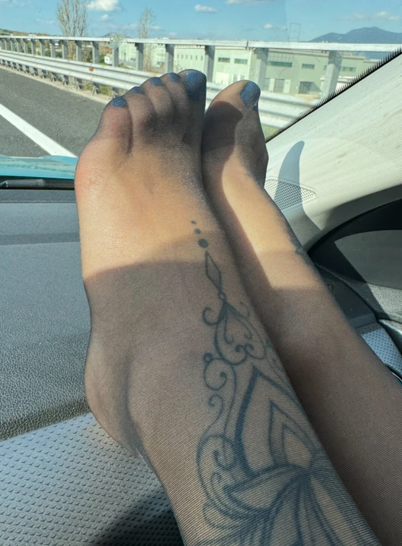 Guarda cosa ho combinato in macchina mentre il mio compagno stava 