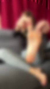 Piedi odorosi - smell feet tra circa 2 ore a mezzanotte questo video