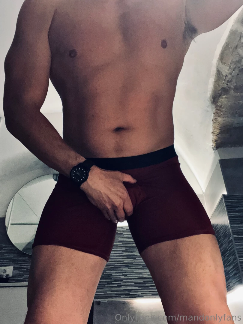 Just a tease of me touching myself oh and i show my full bare ass if 