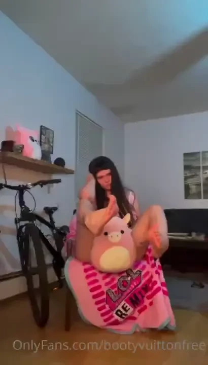 This full photoset will be uploaded to my main page bootyvuitton soon 