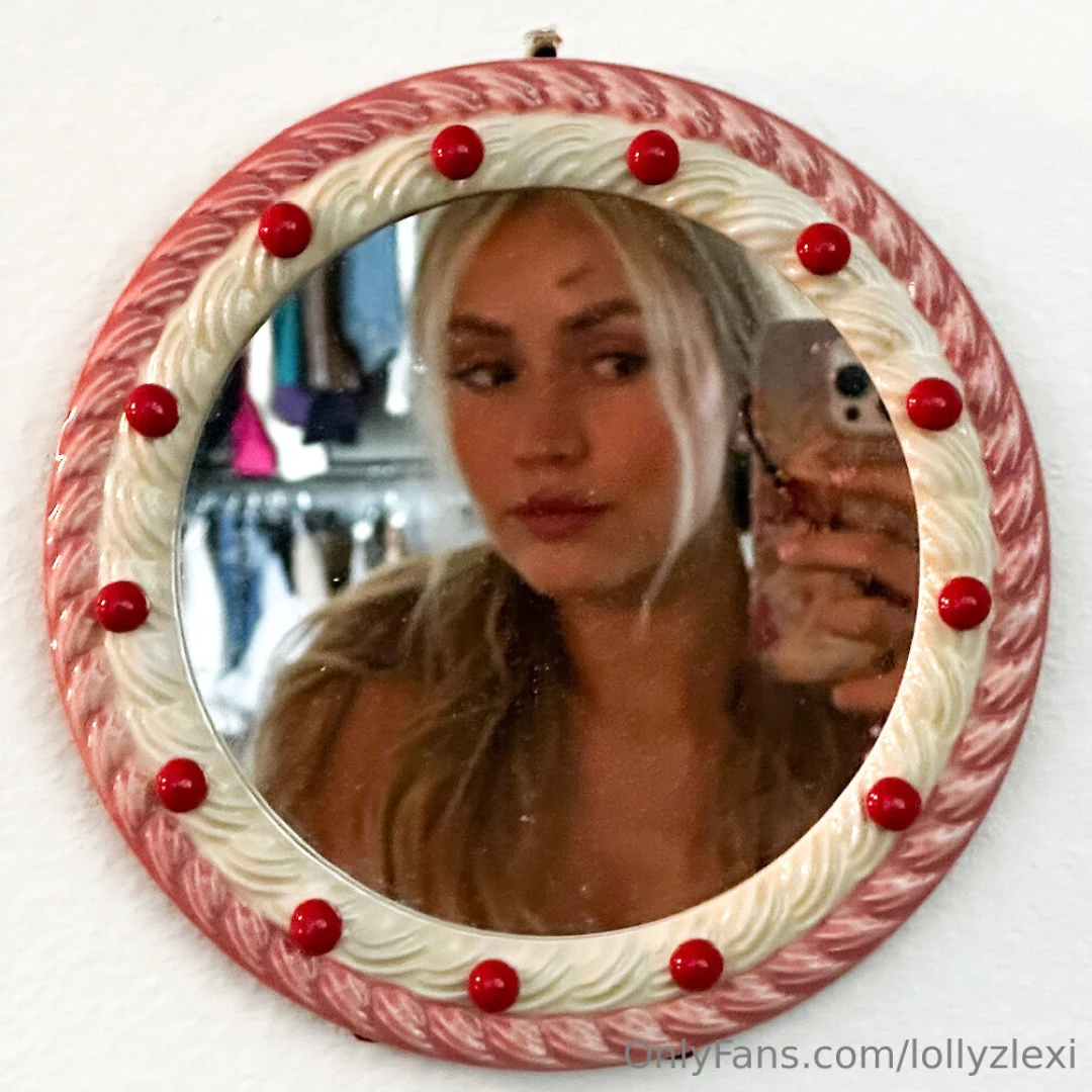 A cake mirror for the cake queen 