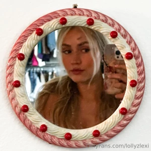 A cake mirror for the cake queen