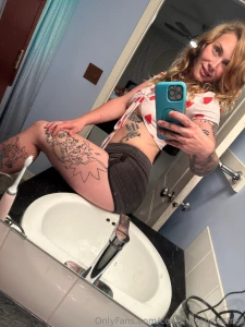 Happy hump day how many spanks are you giving me