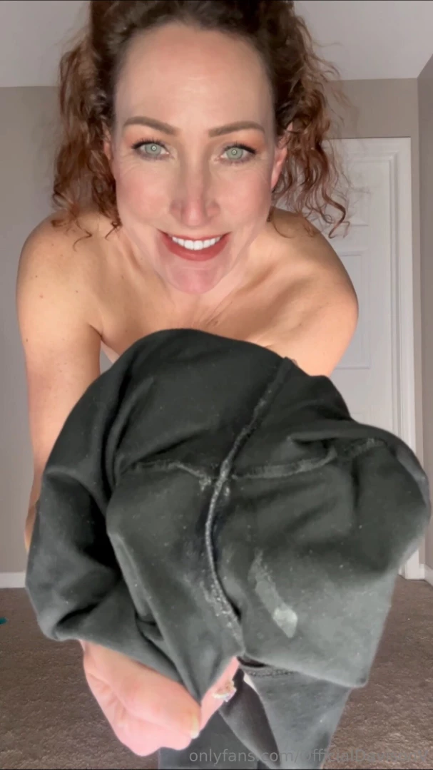 Can you see that delicious white puss nectar that dried in my leggings 