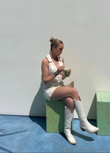 On a coffee date alone let s chat