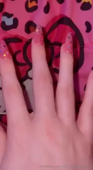 Rly miss having acrylics someone sugar daddy me plsss 