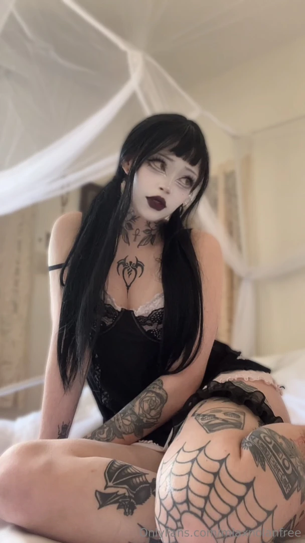 Goth girl do it better 