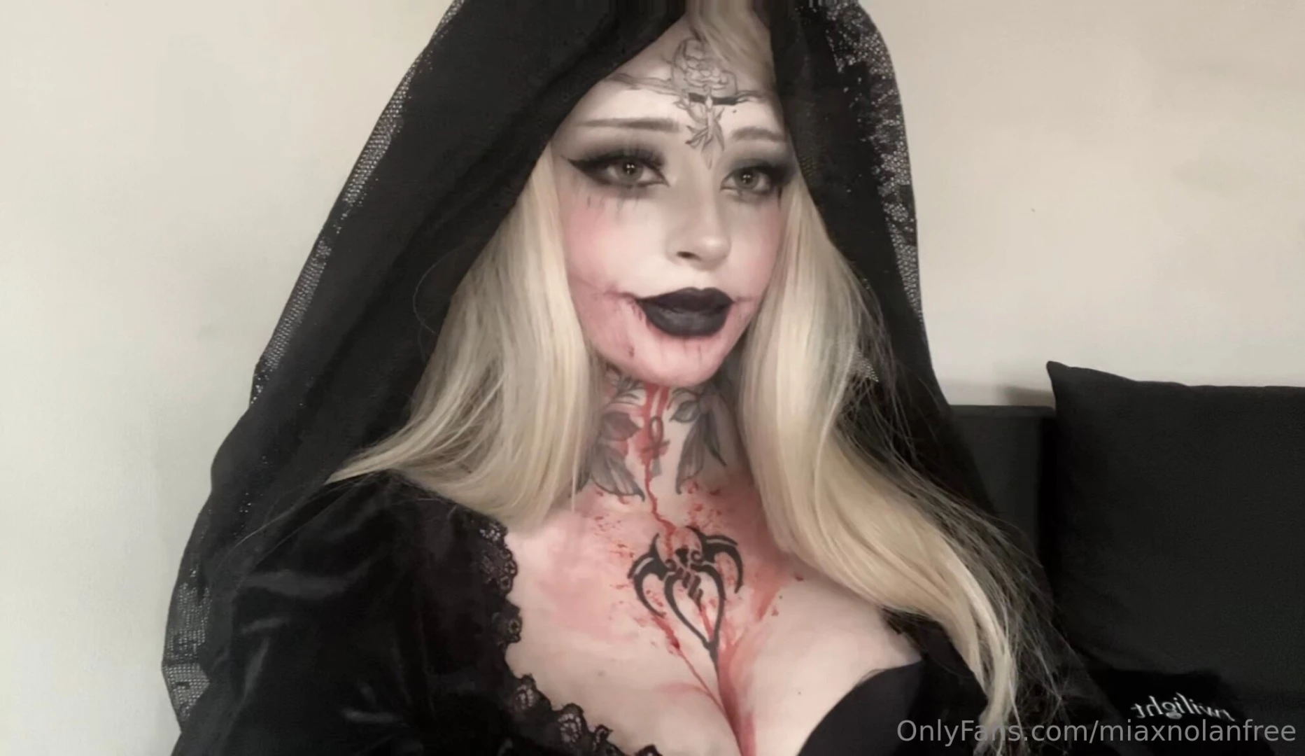 Happy halloweeeeeeeen here is my bela dimitrescu cosplay from resident part 2 