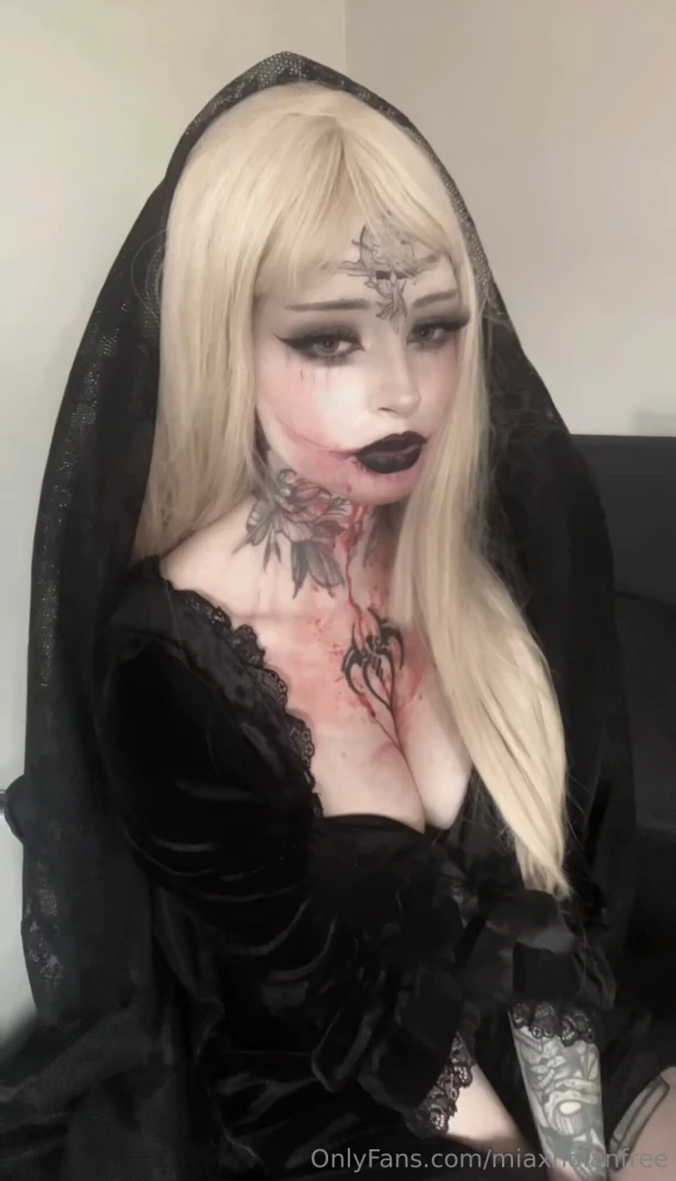 Happy halloweeeeeeeen here is my bela dimitrescu cosplay from resident part 6 