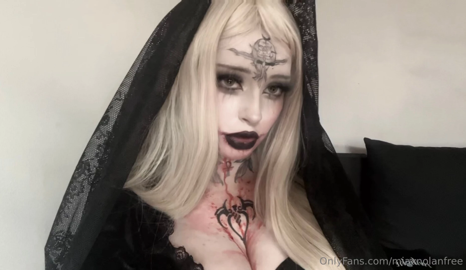 Happy halloweeeeeeeen here is my bela dimitrescu cosplay from resident part 5 