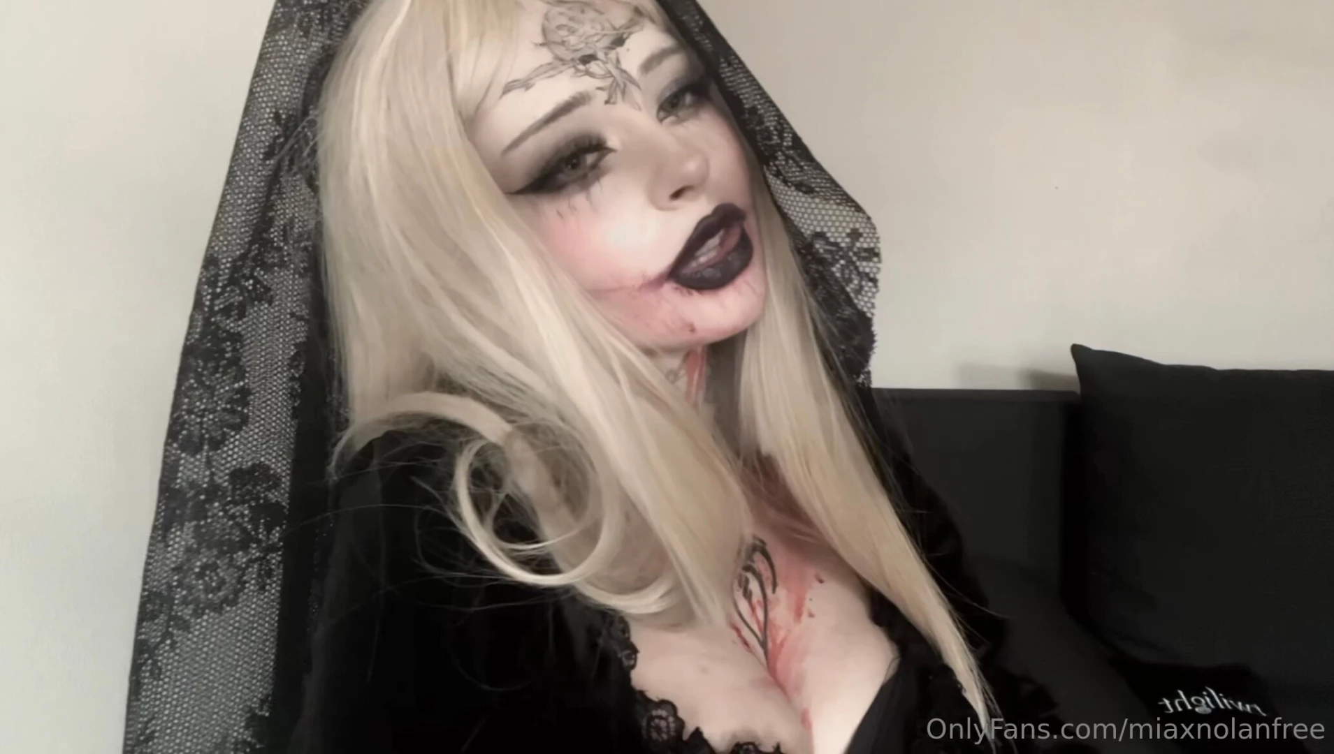 Happy halloweeeeeeeen here is my bela dimitrescu cosplay from resident part 7 