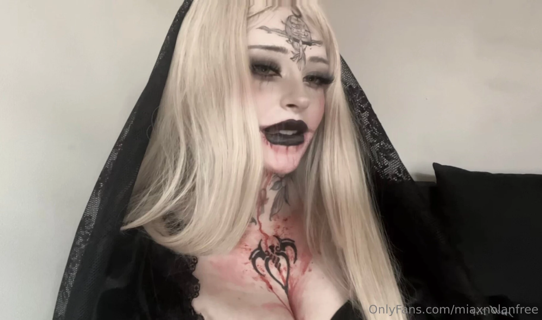 Happy halloweeeeeeeen here is my bela dimitrescu cosplay from resident part 1 