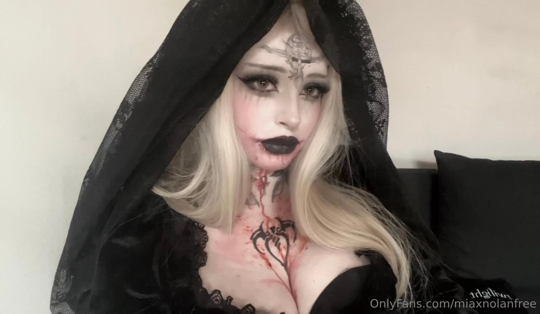 Happy halloweeeeeeeen here is my bela dimitrescu cosplay from resident 