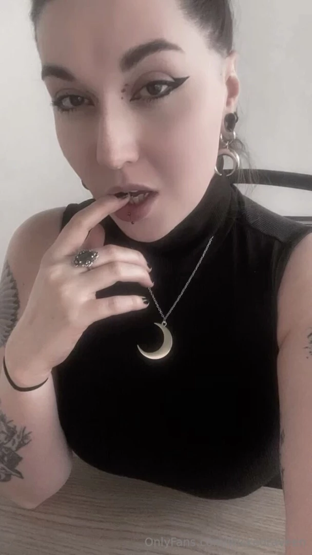 I can t read lip unless they re touching mine 