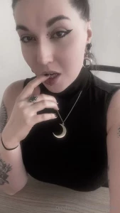 I can t read lip unless they re touching mine