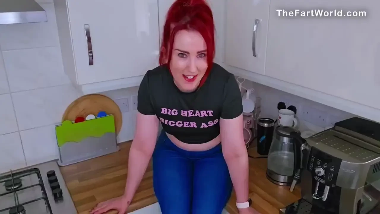 Goddess peach doing some loud bubbly farts on a hard countertop nice 