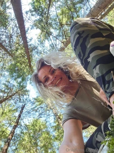 I sakte bevegelse glir h nden over den delikate rosa villblomsten in