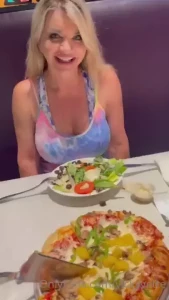 How many slices would you like your pizza in 4 or 8 blonde oh just 4
