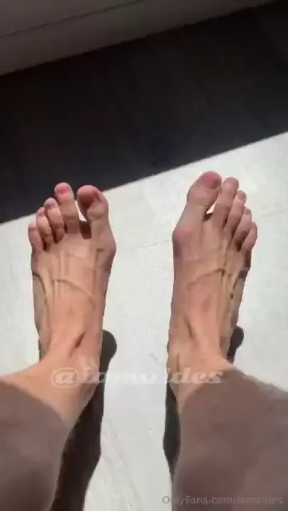 Besoin d une pute ou 2 mes pieds l need a whore or 2 at my feet right 