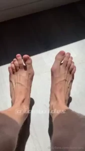 Besoin d une pute ou 2 mes pieds l need a whore or 2 at my feet right