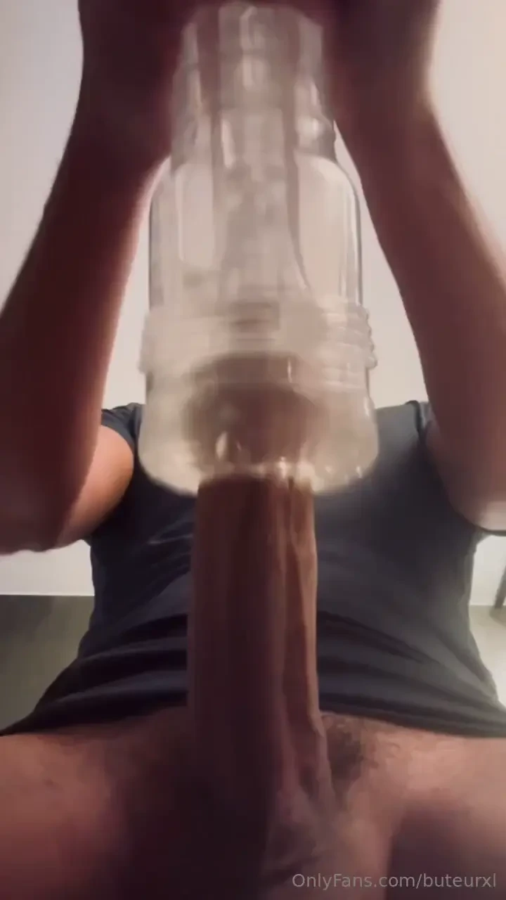 Quand je joue avec a en imaginant ta bouche autour de ma queue j peux 