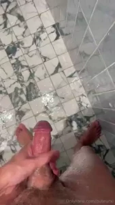 Mets toi genoux dans la douche et sors ta langue