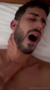 Bon petit cul imberbe comme jkiff gros kiff clater qui veut la version
