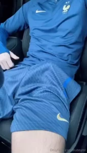 Qui me rejoint sur le parking du stade apr s le match