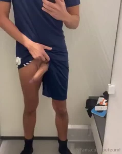 Viens chez go sport tu vas kiffer si t aimes les bons gros zeubs