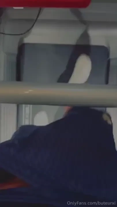 Tu veux glisser ta main dans mon short 