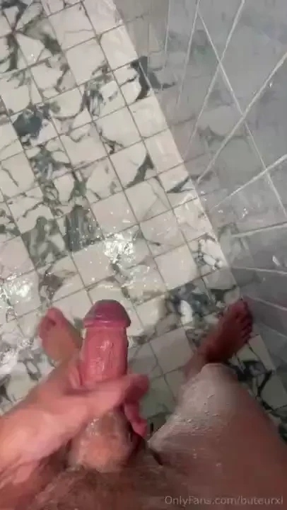 Mets toi 4 pattes sous la douche et viens avaler mon zeub coute bien 