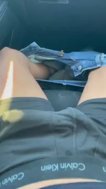 En voiture avec le cousin qui vient nous sucer sur une aire d 