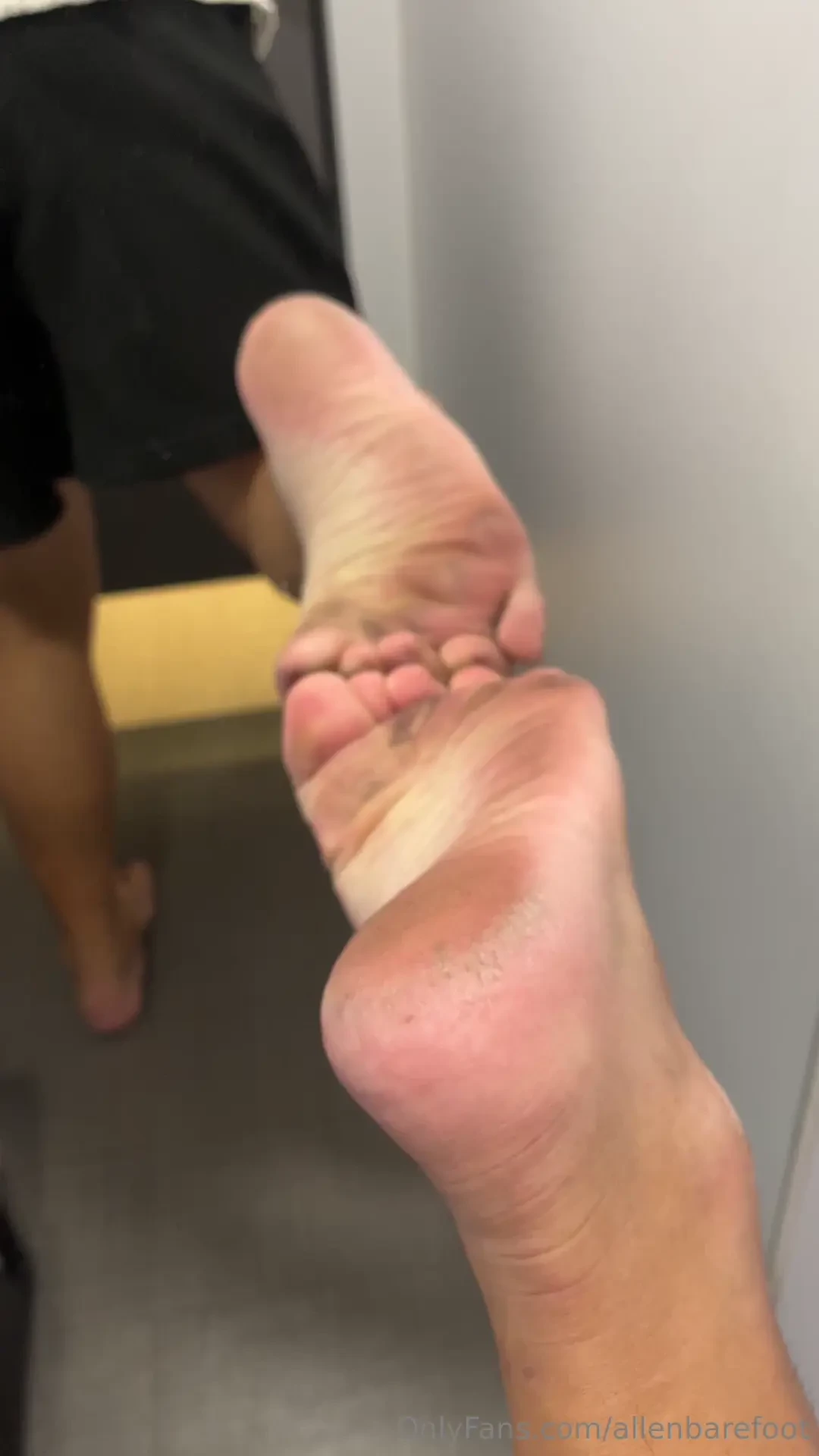 Me at the fitting room and reflecting my soles u could see the cracks 