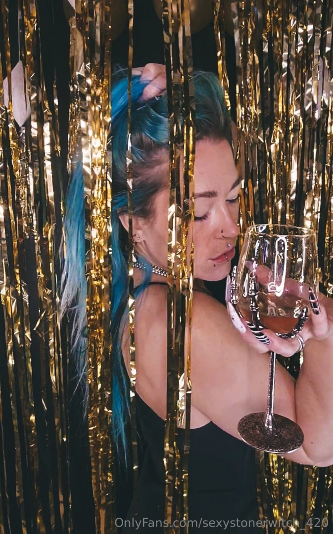 It s new years eve to bring in the new year wanna pour my glass and 