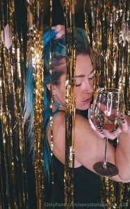 It s new years eve to bring in the new year wanna pour my glass and