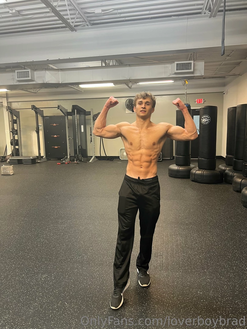 loverboybrad - Gym lighting hitting different started working on more glutes per 