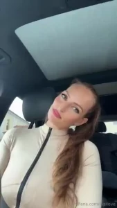 Chce ct tajemstv pod tou kombin zou nic nem m