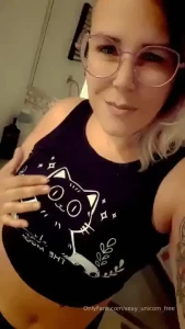 Wanna play with that kitty v