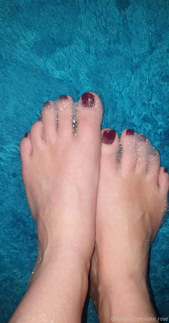Bubbly toes after my bath 