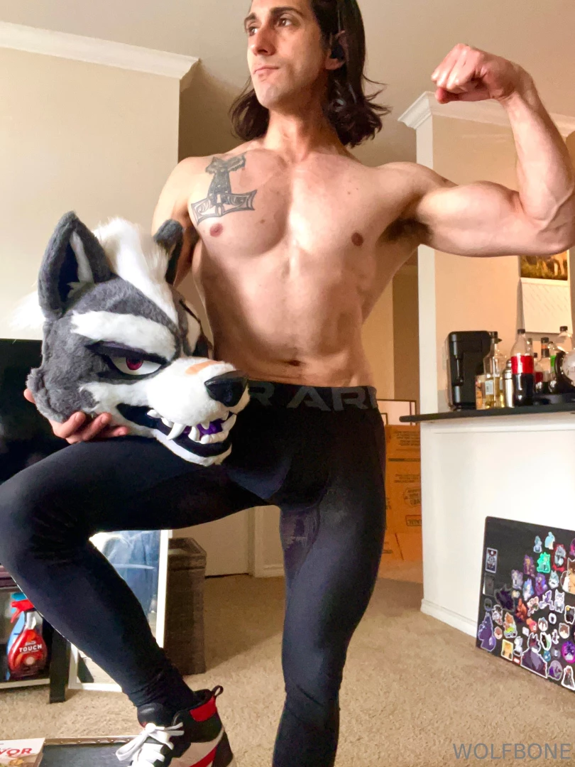 Always get super horny after a workout had to blow a load after leg 